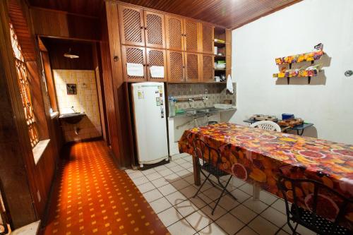 贝伦Hostel Amazonia的厨房配有桌子和冰箱