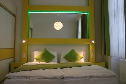 维也纳CH-Hotel Luka的一间卧室配有一张大床和绿色床头板