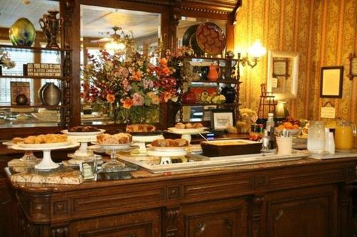 索诺拉佳恩豪斯汽车旅馆的自助餐,在柜台上提供多种不同类型的食物