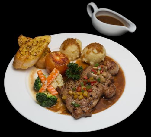 芭堤雅市中心我流浪者酒店的一块食物,包括肉、蔬菜和面包
