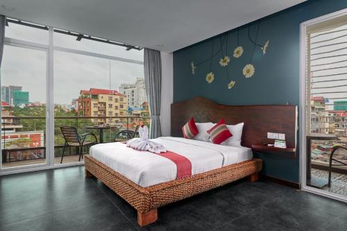 金边Monsoon Bassac Hotel的一间市景卧室,配有一张床