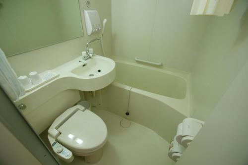 釜山釜山站东横道1号酒店的一间带水槽、卫生间和镜子的浴室