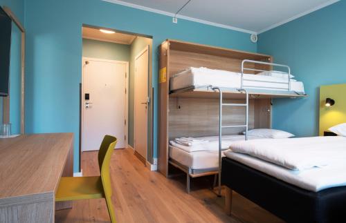 加勒穆恩加勒穆恩特恩酒店的客房设有两张双层床和一张书桌。