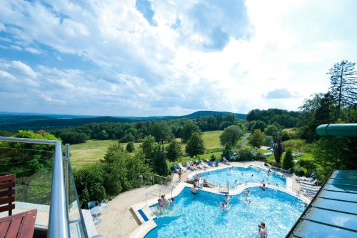 豪森Rhön Park Aktiv Resort的大型山景游泳池