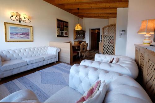 卡瓦莱塞Residenza Bagni & Miramonti的客厅配有2张白色沙发和1张桌子