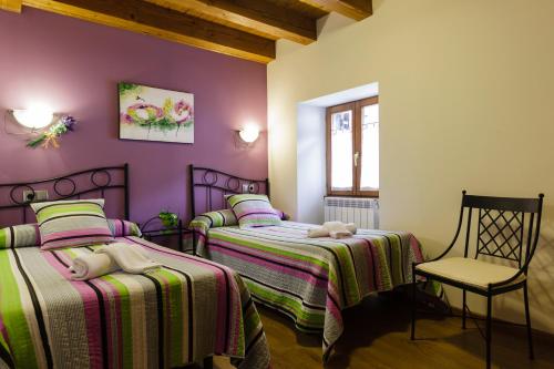 伊萨尔苏Alojamientos Rurales Apezarena的一间卧室配有两张床和椅子