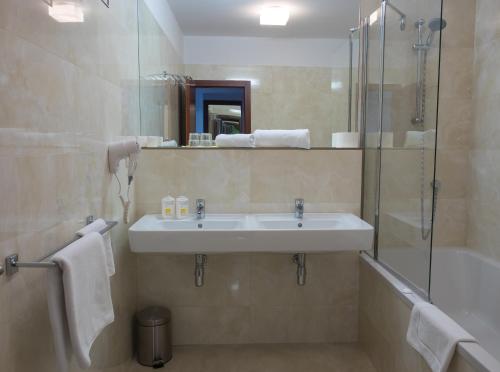克尔诺夫思维林酒店的浴室配有水槽、淋浴和浴缸。