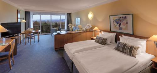 巴特比恩巴赫伯恩巴霍赫贝斯特韦斯特公寓式酒店的酒店客房设有一张大床和一间客厅。