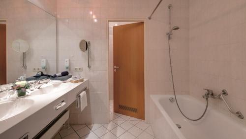 巴特比恩巴赫伯恩巴霍赫贝斯特韦斯特公寓式酒店的带浴缸、水槽和淋浴的浴室