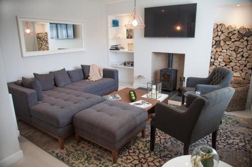艾茅斯Albero Apartment的客厅配有沙发、椅子和壁炉