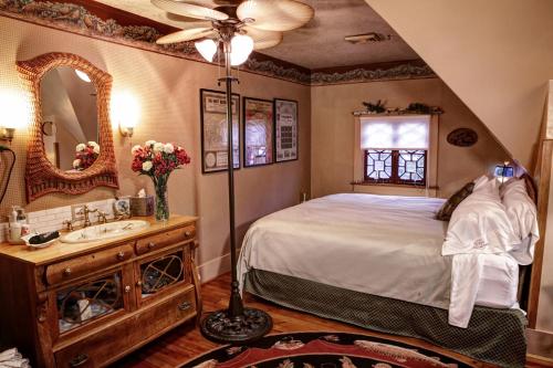 贝尔丰特维多利亚女王住宿加早餐旅馆的一间卧室配有床、水槽和镜子
