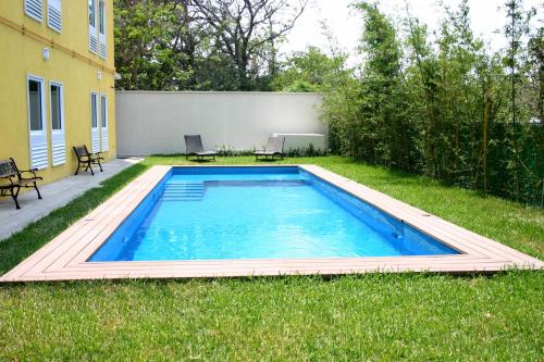 韦拉克鲁斯厄尔板酒店的一座房子的院子内的游泳池