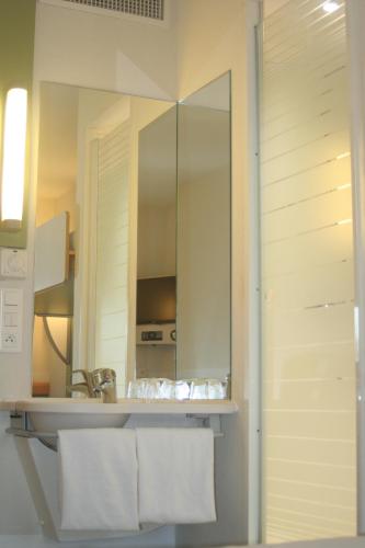 拉克雷奇ibis budget Niort - La Crèche的一间带水槽和镜子的浴室