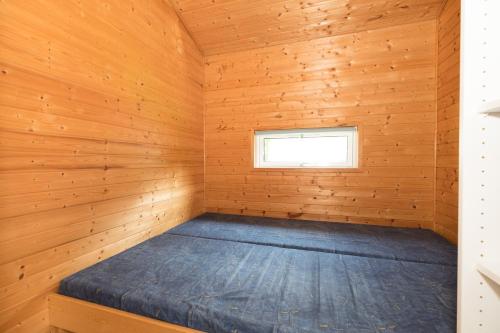 格雷诺Grenaa Strand Camping的小木屋内的一个床位