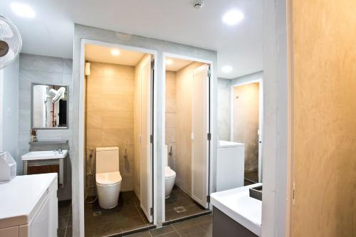 新加坡7 Wonders Boutique Capsule的一间带卫生间和水槽的浴室