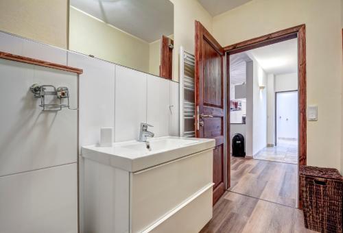 赛巴特班森Residenz Bellevue的一间带水槽和镜子的浴室