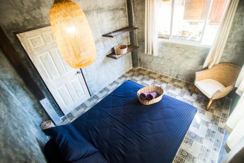 高兰斯威特丽芙社区旅馆的卧室配有蓝色的床,地板上有一个篮子