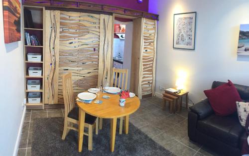 塔伯特Artisan Studio的客厅配有木桌和沙发