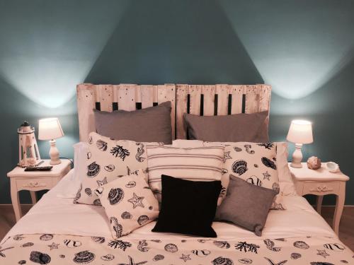 萨莱诺灯塔度假屋的一间卧室配有一张带黑白枕头的床