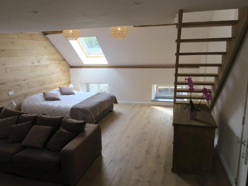GesvesChante-Pierre的一间卧室配有床、梯子和沙发