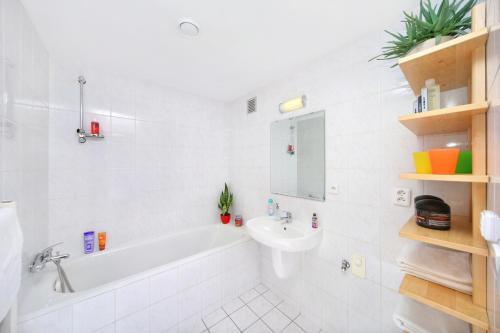 什平德莱鲁夫姆林Apartment Bílé Labe 38的白色的浴室设有浴缸和水槽。