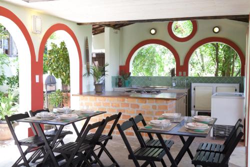 奥林达Irradiante的一个带两张桌子和椅子的庭院和一间厨房