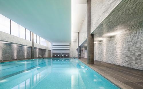 华盛顿乔治敦瓦特盖特酒店的大楼内的大型游泳池