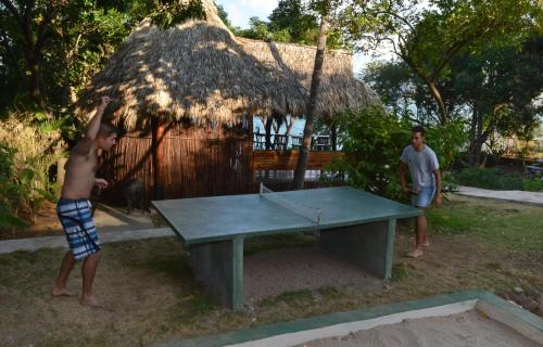 La Laguna拉古纳海滩俱乐部酒店的两个男孩在乒乓球桌前打乒乓球