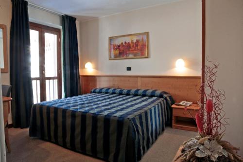 普雷圣迪迪埃阿尔佩奇亚拉酒店的酒店客房,配有床和镜子