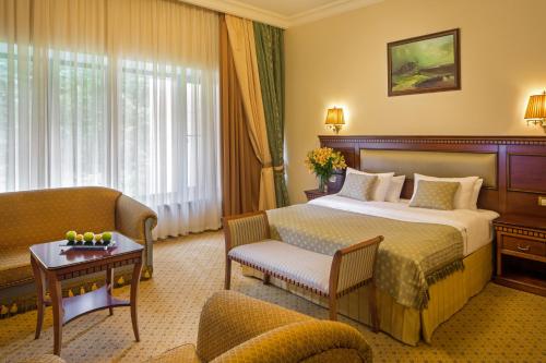 莫斯科沃利斯库国会公园酒店的酒店客房,配有床和沙发