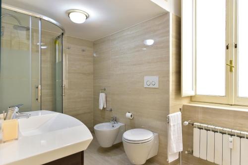 罗马Elite Rome Apartments的浴室配有白色水槽和卫生间。