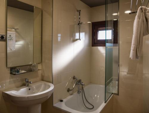 洛阿雷洛阿雷霍斯佩德里亚酒店的带浴缸、水槽和淋浴的浴室
