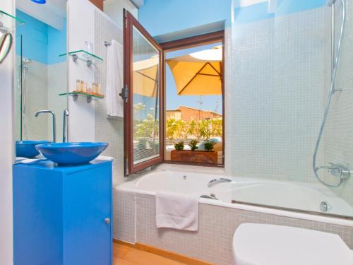 阿尔库迪亚卡斯费雷尔诺酒店的带浴缸、水槽和窗户的浴室