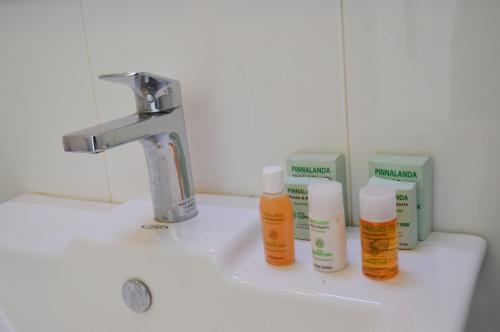 平纳瓦拉Cafe Pinnalanda的浴室水槽配有两瓶牙膏和牙膏