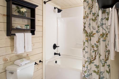 ClarkesvilleGlen-Ella Springs Inn的带浴缸、卫生间和淋浴的浴室。