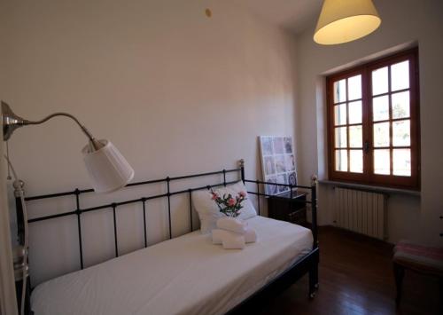 拉瓦尼亚Casa Riviera的一间卧室配有带鲜花和灯的床