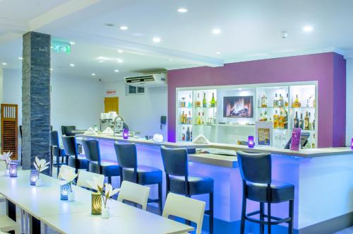 帕拉马里博Q精品酒店的一间带桌椅的餐厅和一间酒吧