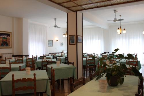 维耶斯泰Hotel 2 Mari - Vieste的用餐室配有绿色的桌椅