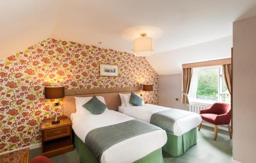 威廉堡斯特隆罗斯特旅馆的酒店客房,配有两张床和椅子