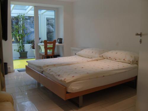 茨韦西门维斯塔度假酒店的一间带床的卧室,位于带窗户的房间内