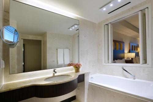 济州广场华美达酒店的一间浴室