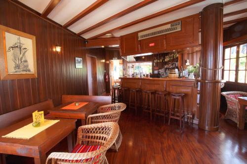 卡尼索维拉文图拉酒店的餐厅设有酒吧和桌椅