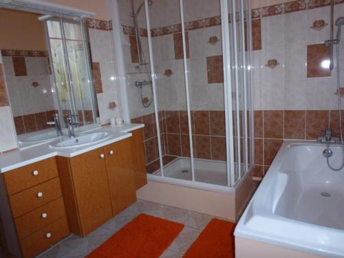 迪耶普Villa D'ALBATRE的带浴缸、水槽和淋浴的浴室