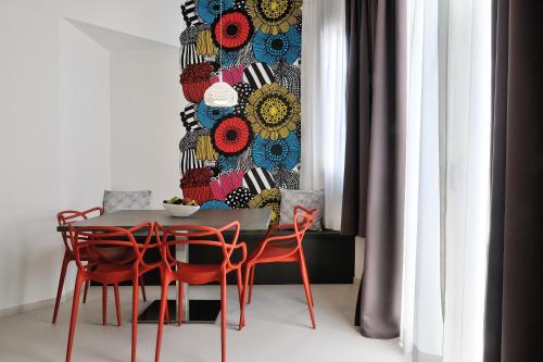 西尼加利亚Residence Cristallo Senigallia的墙上的桌子和椅子