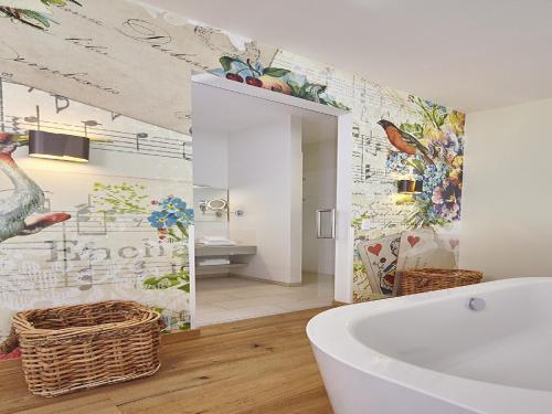 艾贝尔斯塔特卡帕伦堡酒店的浴室配有白色浴缸和水槽
