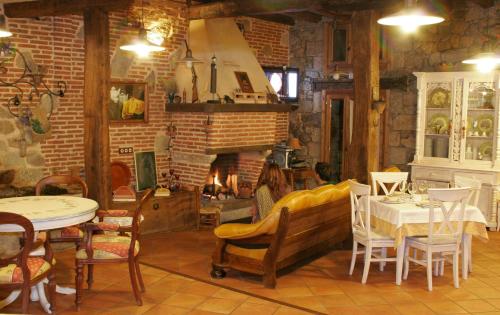 佩德罗－贝尔纳多Posada La Gatera的客房设有桌椅和壁炉。