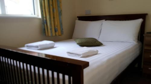 都柏林黑泽而布鲁克旅馆的一张带两条毛巾和两个枕头的床