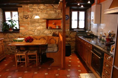 CardesEl Trebano的厨房配有桌子和石墙