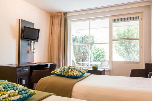 泽丹劳姆则赫特餐厅酒店的酒店客房设有两张床和窗户。