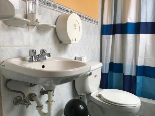 基多黄色小屋旅馆的一间带水槽和卫生间的浴室